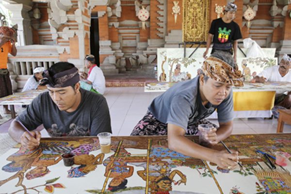 A Balinese painters community paints a story about daily life Batuan Village at Wantilan Puseh Temple, Batuan, Gianyar, Sunday 13 April 2014. Around 80 artists from Baturulangun Batuan painters community make 48 depictions which are Mahabarata Story and Daily Life Batuan Village.(JP/ Agung Parameswara)
